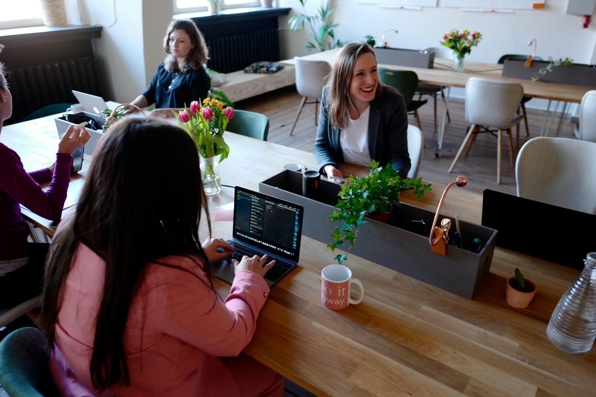 Mujeres trabajando en oficina moderna