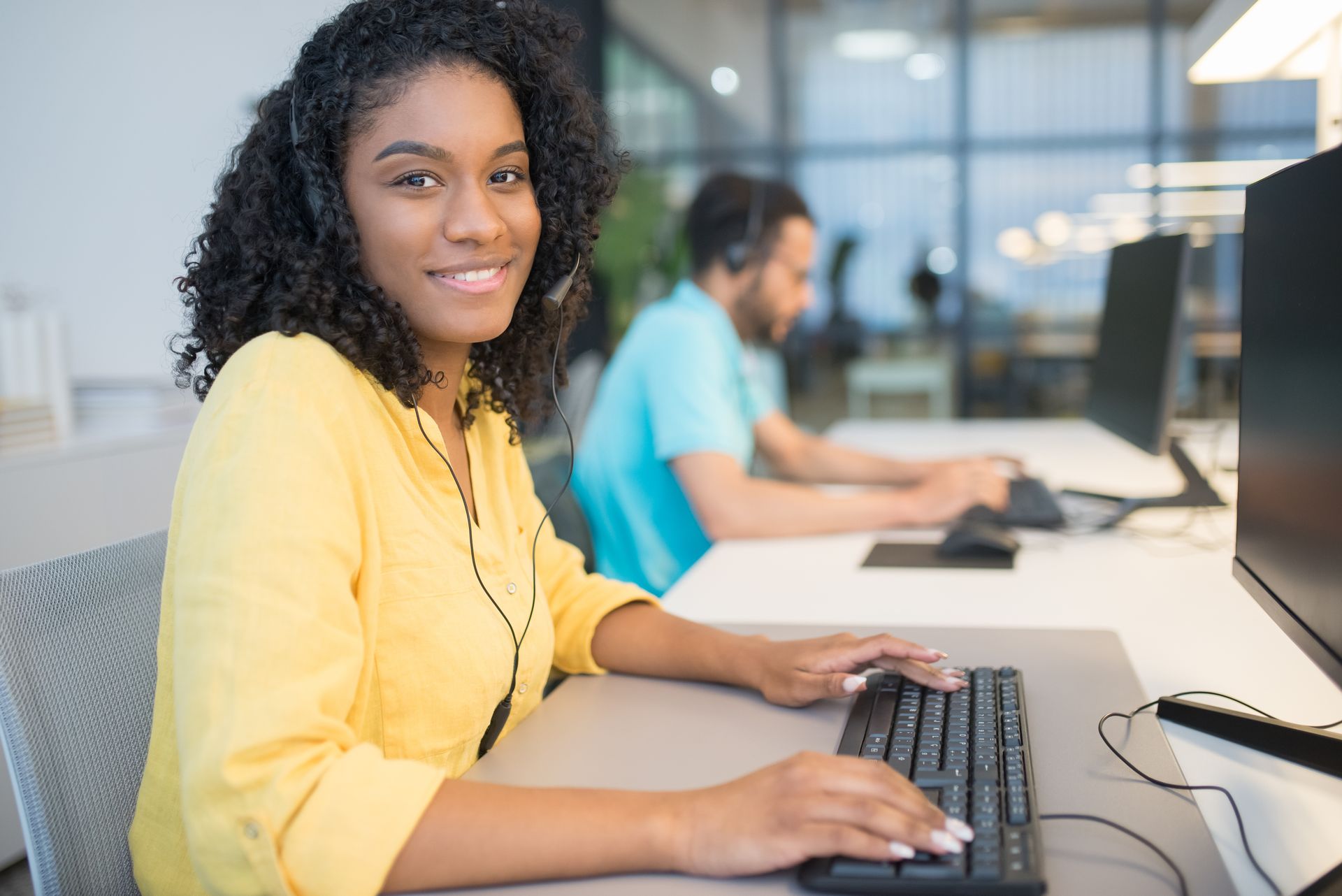 Mujer sonriente en oficina