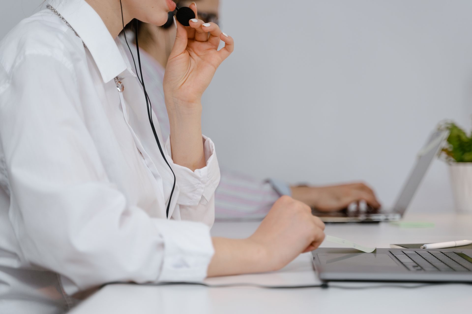 Mujer hablando con auriculares