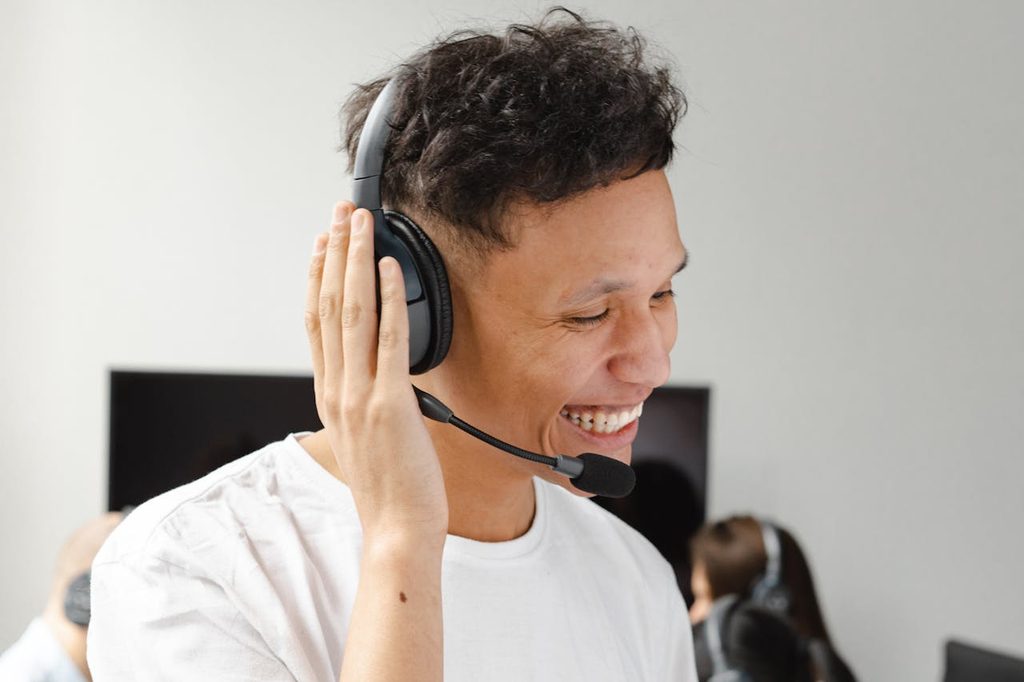 Hombre sonriente con auriculares