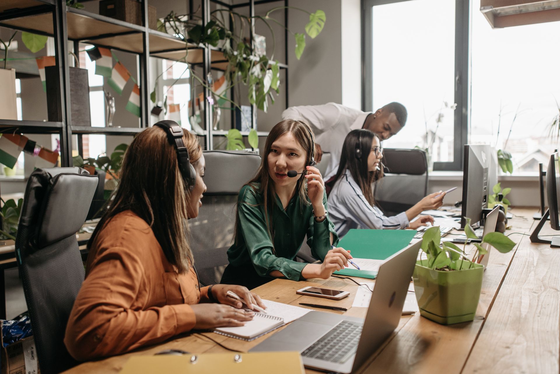 Oficina con personas trabajando
