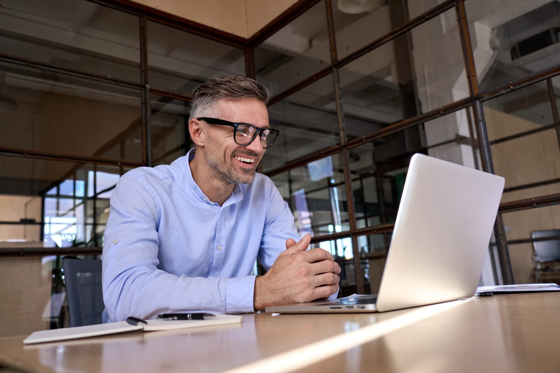 Hombre sonriente con computadora portátil