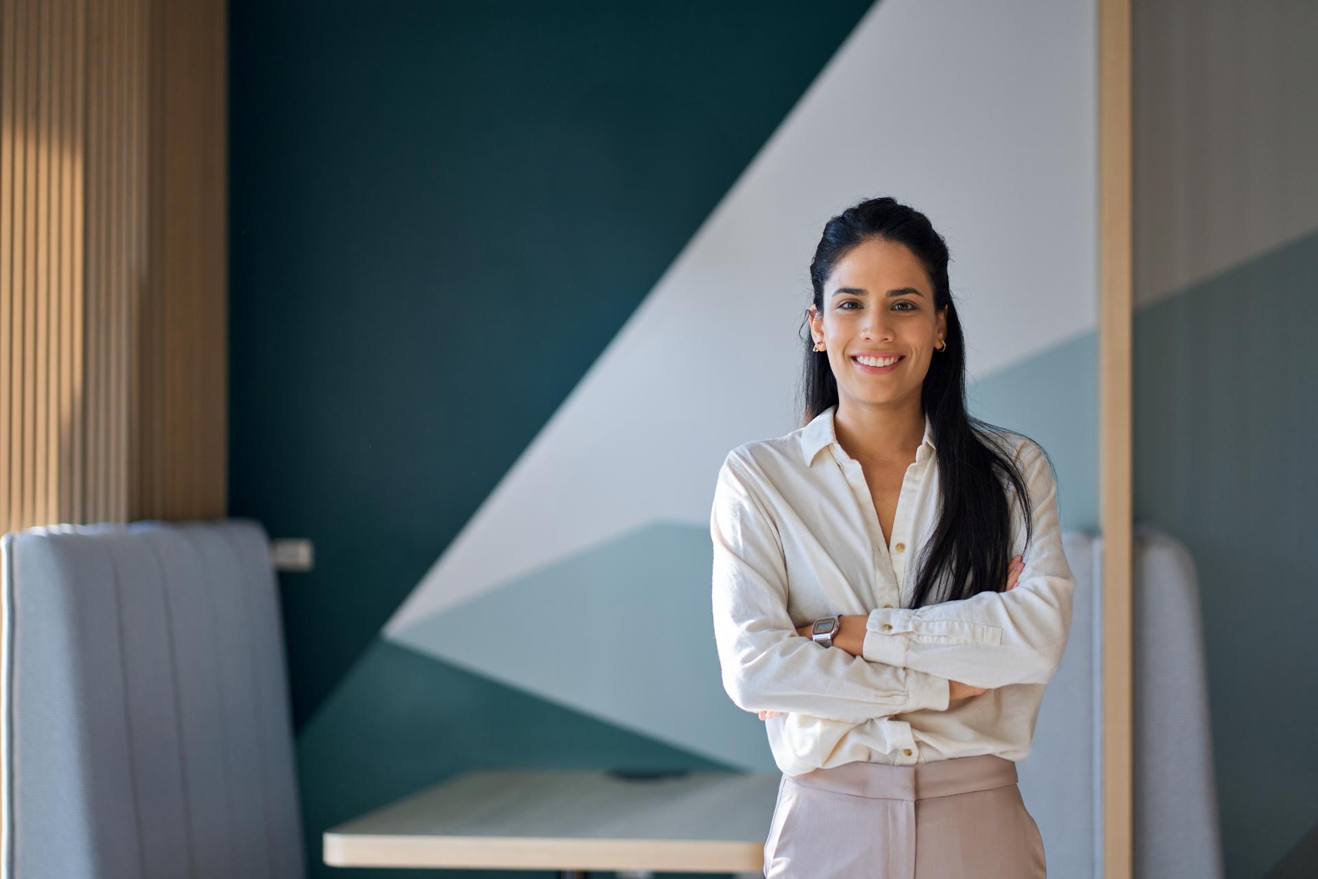 Mujer sonriendo en oficina moderna