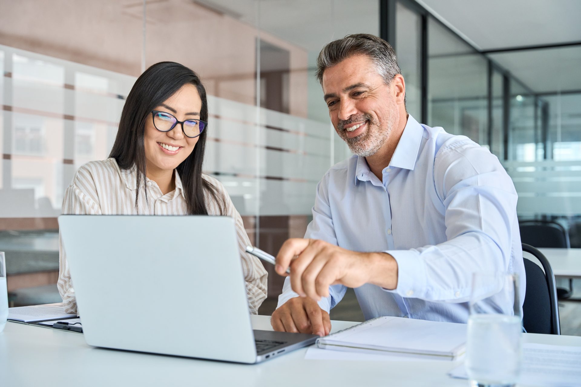 Colaborando en una reunión laboral